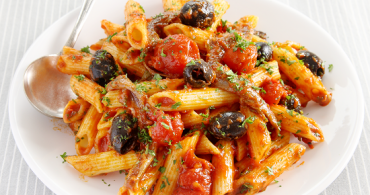 Recept Penne met tomatensaus, olijven, ansjovis en kappertjes Grand'Italia